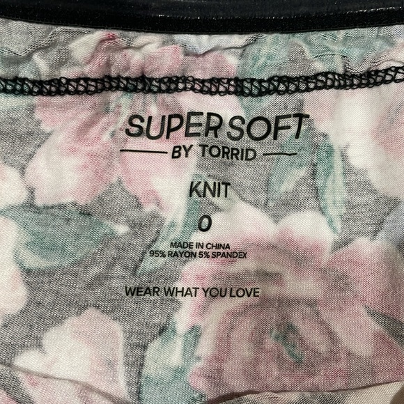Super Soft by Torrid Floral Top 🌸🌸 - Picture 3 of 4
